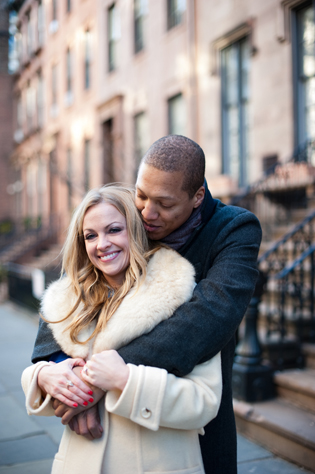 A cozy, early morning engagement shoot in Brooklyn Heights by Sarah Box Photography || see more on blog.nearlynewlywed.com