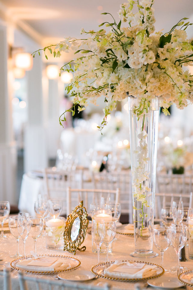 A lovely ivory and gold metallic wedding at a historic hotel in New York | Sarah Tew Photography: http://www.sarahtewphotography.com