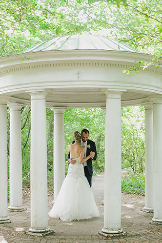 A modern and artistic wedding at 808 Gallery in Boston | Siri Jones Photography: http://sirijonesphotography.com