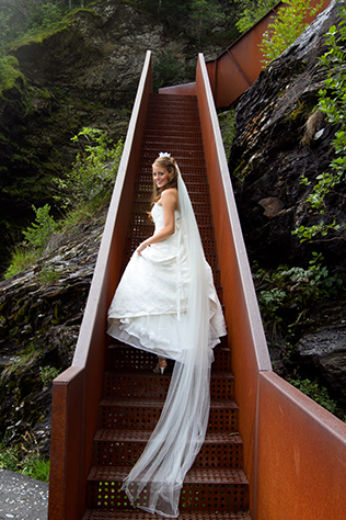 An authentic Norwegian wedding by Sherrell Photography || see more on blog.nearlynewlywed.com