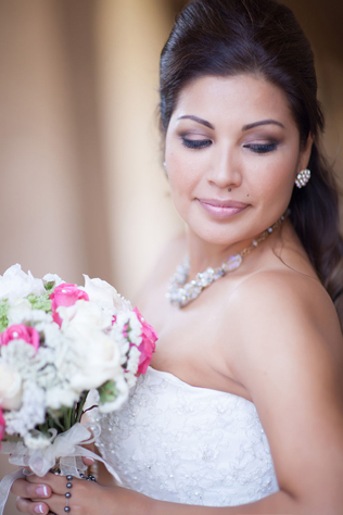 An elegant spring wedding with gold, blush and pearl accents by Sposto Photography || see more on blog.nearlynewlywed.com