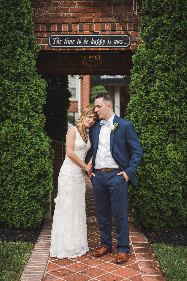 A summertime Mankin Mansion wedding in Richmond with fabulous food, honey wedding favors and lots of greenery by The Girl Tyler