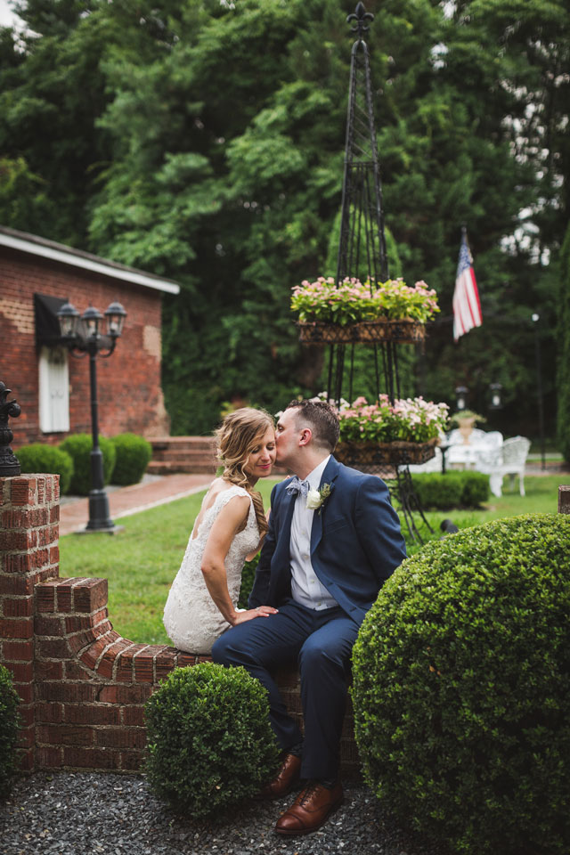 A summertime Mankin Mansion wedding in Richmond with fabulous food, honey wedding favors and lots of greenery by The Girl Tyler
