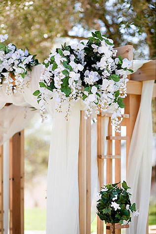 A detailed, handmade ranch wedding with a designer theme // photos by The Youngrens: http://www.theyoungrens.com || see more on https://blog.nearlynewlywed.com