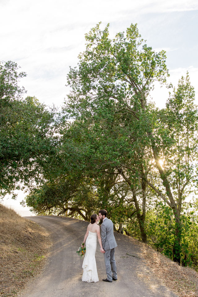 A modern and elegant backyard wine country wedding by Vivian Chen Photography
